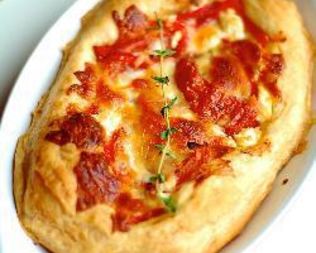 Тарт из слоеного теста с помидорами и козьим сыром