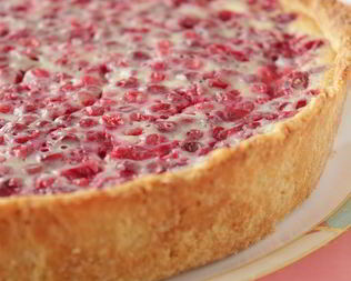 Тарт с белым шоколадом и брусникой