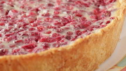 Тарт с белым шоколадом и брусникой