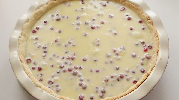 тарт с белым шоколадом и брусникой