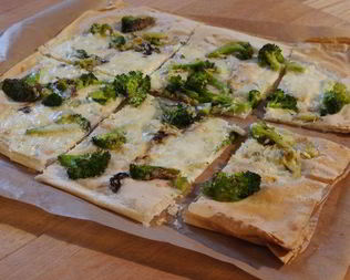 Тарт с брокколи, луком-пореем и сыром
