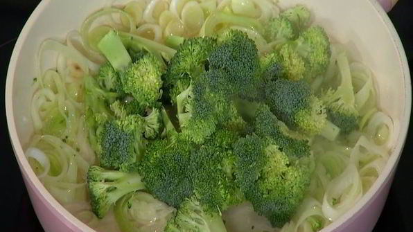 тарт с брокколи, луком-пореем и сыром