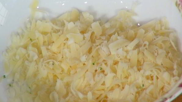 тарт с брокколи, луком-пореем и сыром