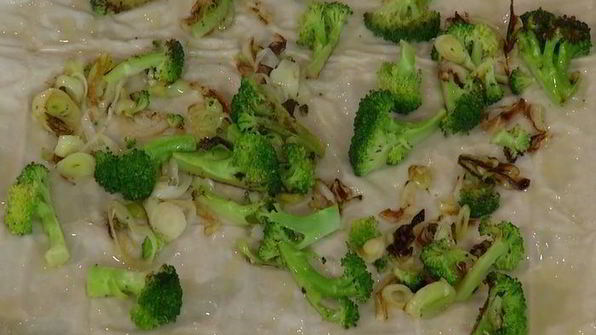 тарт с брокколи, луком-пореем и сыром