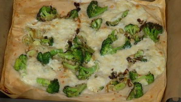 тарт с брокколи, луком-пореем и сыром