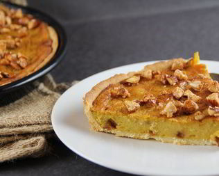 Тарт с пряной тыквой, медом и карамелизированным миндалем