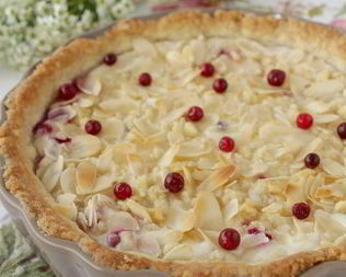 Тарт с рикоттой и брусникой