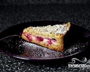 Тарт со сливами и лесными орехами