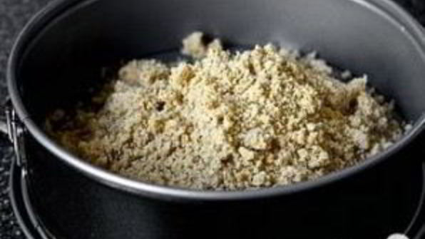 тарт со сливами и лесными орехами