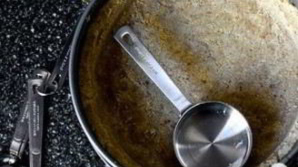 тарт со сливами и лесными орехами