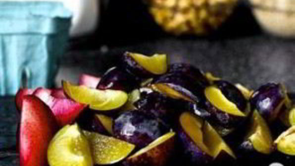 тарт со сливами и лесными орехами