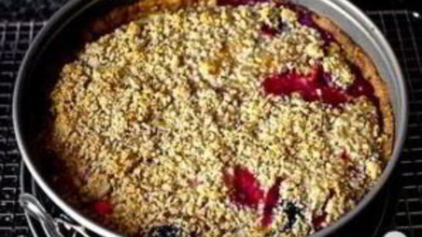 тарт со сливами и лесными орехами