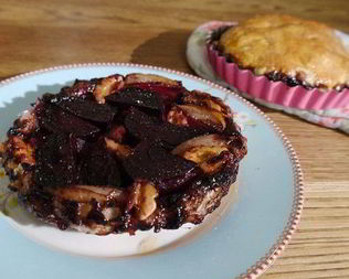 Тарт татен со свеклой и шалотом