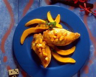 Тартинки из свежего кукурузного хлеба, горчицы, ветчины и чатни