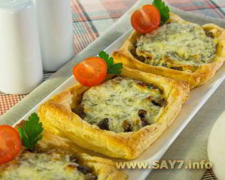 Тарты с грибами под сметанно-сырным соусом