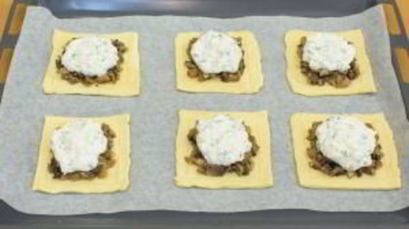 тарты с грибами под сметанно-сырным соусом