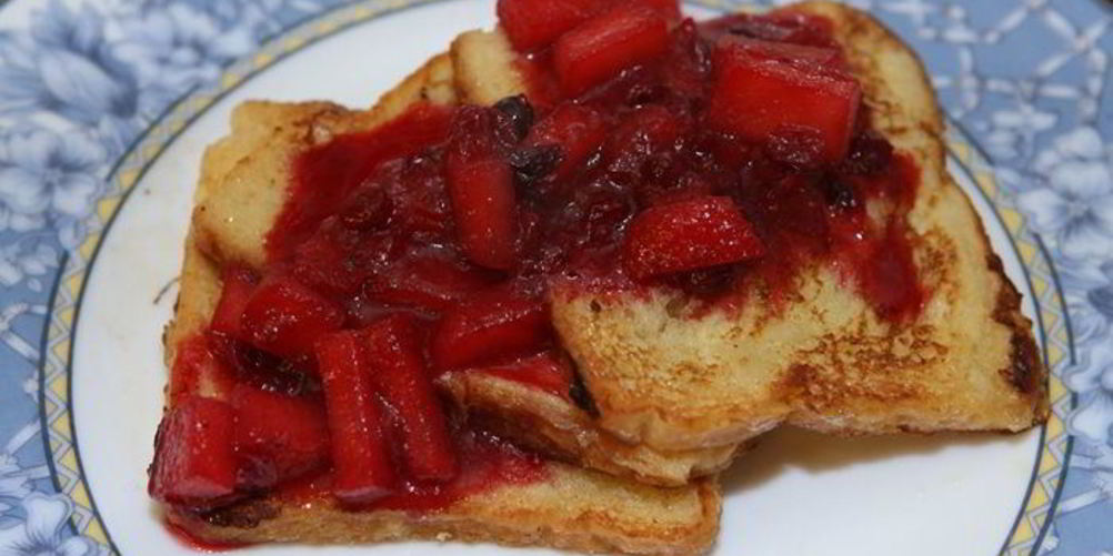 Рецепт французских тостов с имбирно-клюквенным соусом