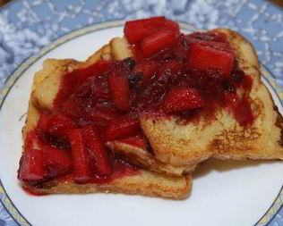 Французские тосты с имбирно-клюквенным соусом
