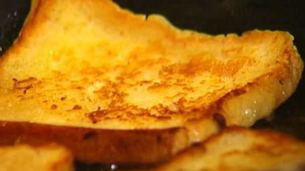 французские тосты с имбирно-клюквенным соусом