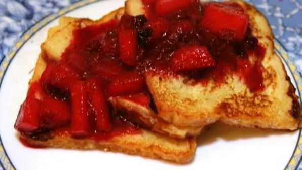 французские тосты с имбирно-клюквенным соусом