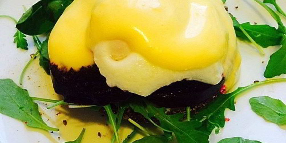 Рецепт ржаного тоста с печеной свеклой, яйцом пашот и соусом голландез