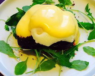 Ржаной тост с печеной свеклой, яйцом пашот и соусом Голландез