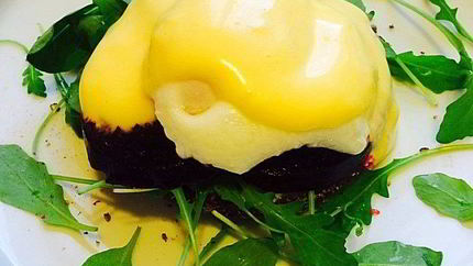 Ржаной тост с печеной свеклой, яйцом пашот и соусом Голландез