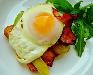 Тост с беконом и глазуньей