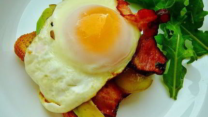 Тост с беконом и глазуньей