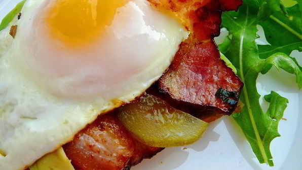 тост с беконом и глазуньей