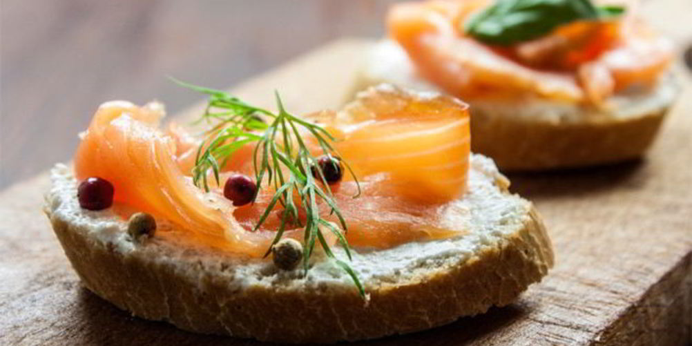 Рецепт тоста с пастой из авокадо и лососем