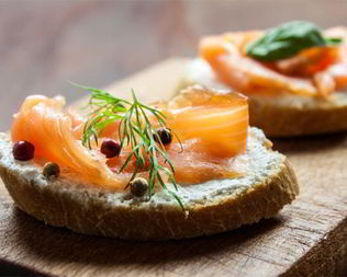 Тост с пастой из авокадо и лососем