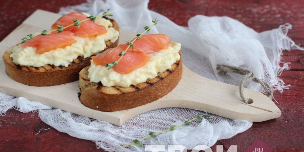 Рецепт тоста с яичницей-болтуньей и семгой