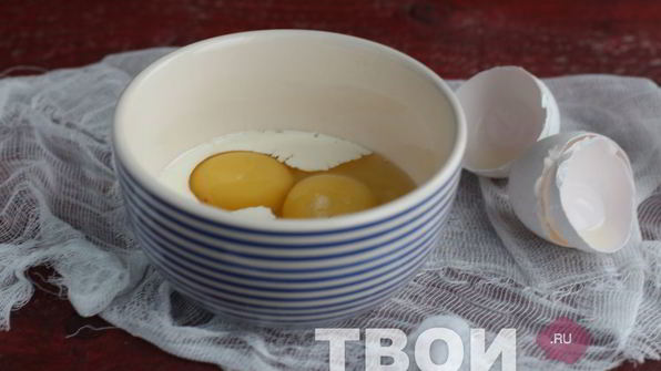 тост с яичницей-болтуньей и семгой