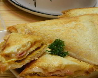 Тост с яичницей и беконом