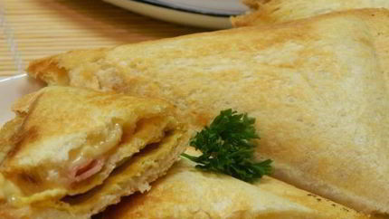 Тост с яичницей и беконом