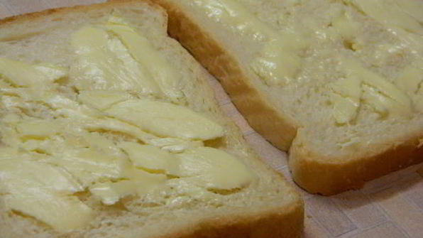 тост с яичницей и беконом