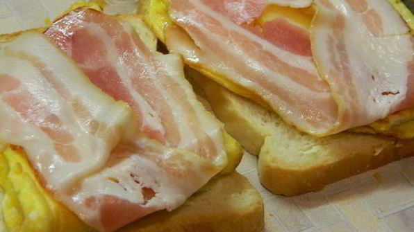 тост с яичницей и беконом