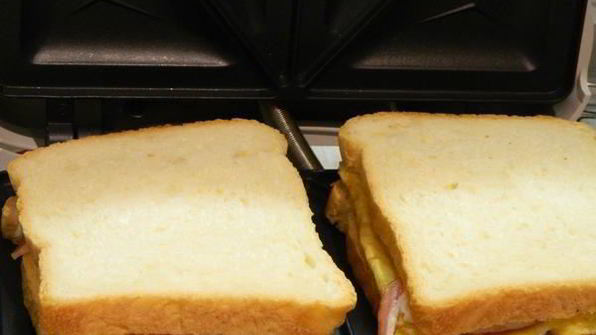 тост с яичницей и беконом