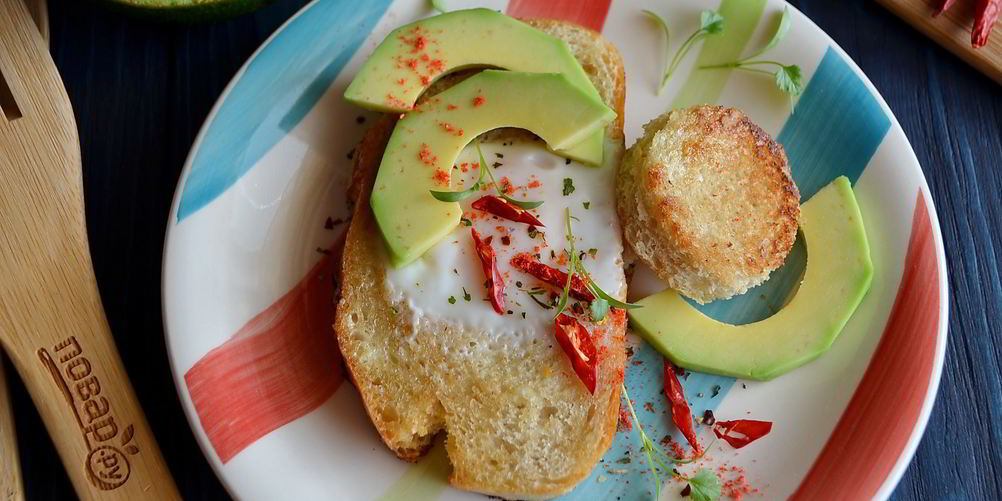 Рецепт тоста с яйцом и авокадо