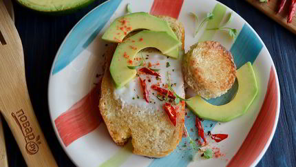 Тост с яйцом и авокадо