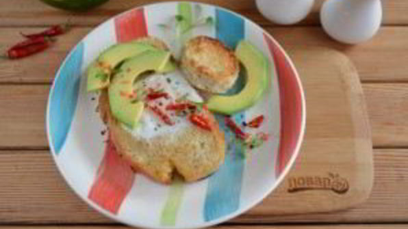 тост с яйцом и авокадо