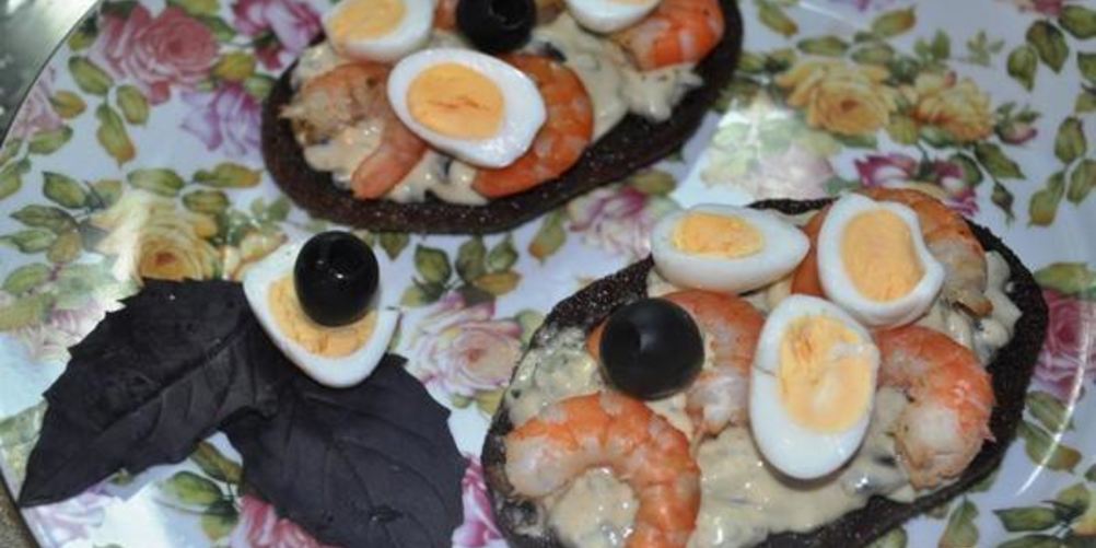 Рецепт тостов пикантных с креветками и маслинами