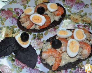 Тосты пикантные с креветками и маслинами