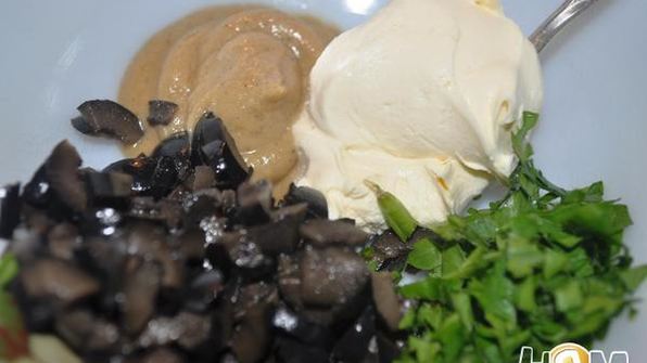 тосты пикантные с креветками и маслинами