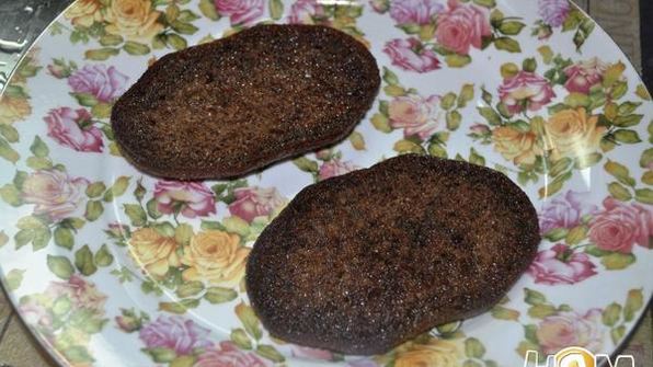 тосты пикантные с креветками и маслинами