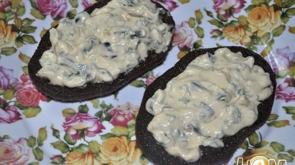 тосты пикантные с креветками и маслинами