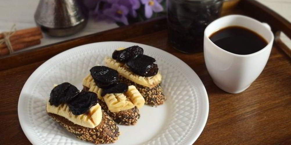 Рецепт тостов с бананом и пряным черносливом