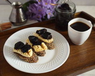 Тосты с бананом и пряным черносливом