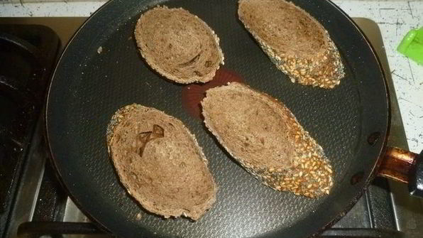 тосты с бананом и пряным черносливом